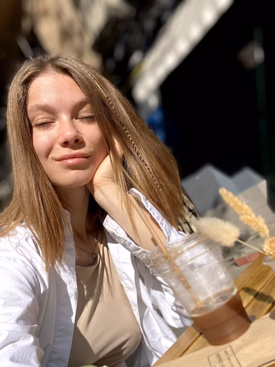 Olena conocer personas solteras