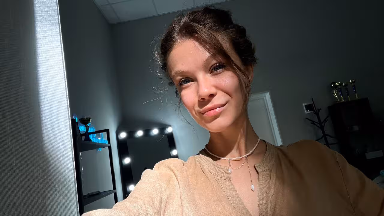 Olena conocer personas solteras